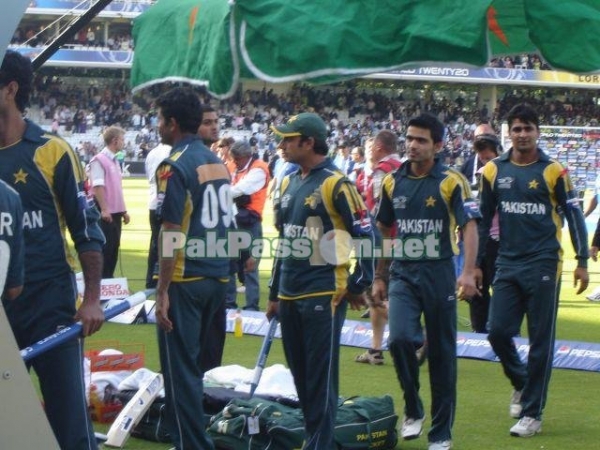 Pakistan celebrating T20 Final victory