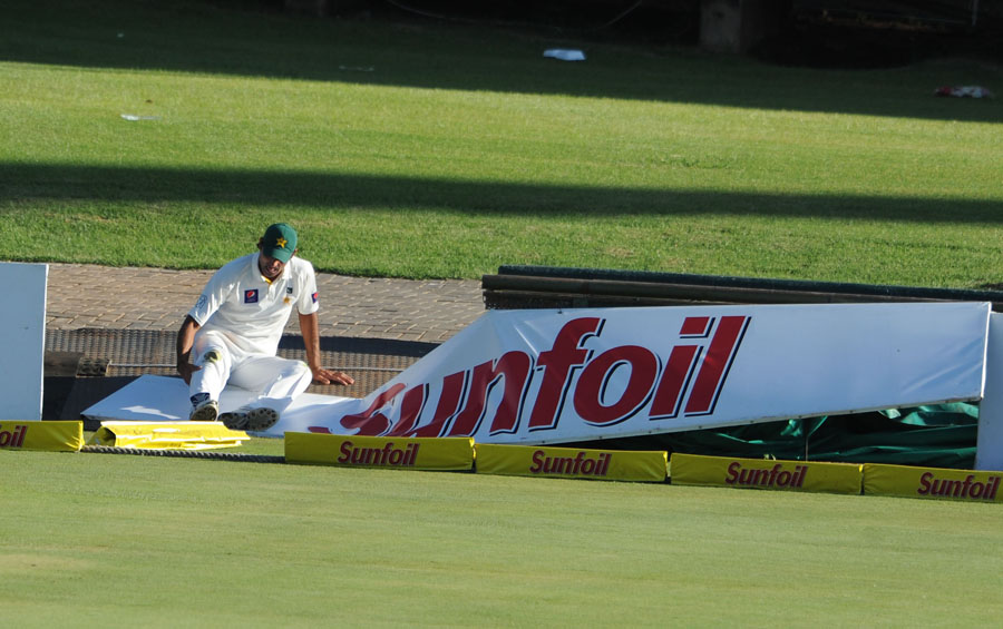 Pakistan fielder runs into advertising board attempting to save a boundary