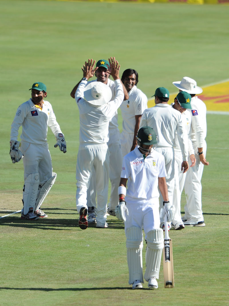 Pakistan team celebrate a wicket