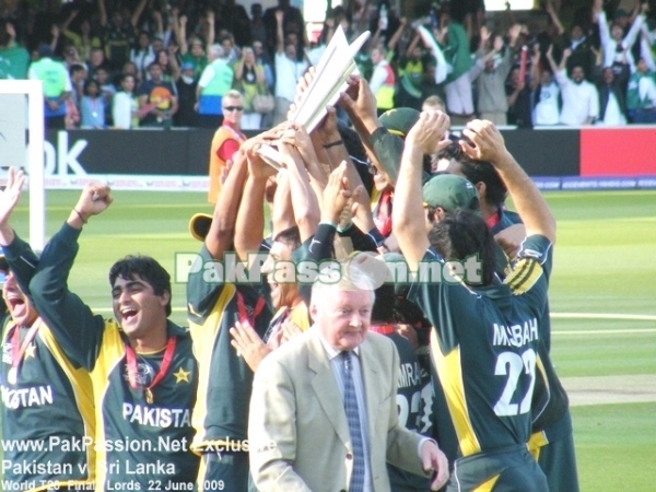 Pakistan team celebrate with the 2009 T20 Trophy