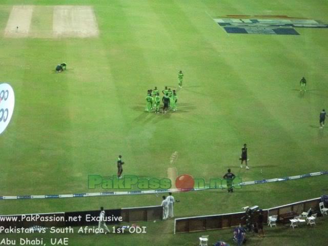 Pakistan team huddle