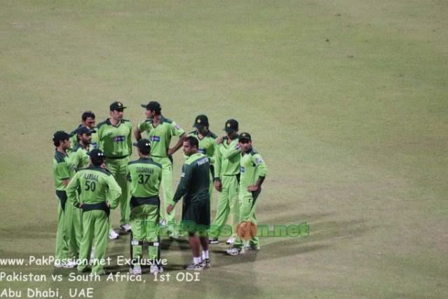 Pakistan team huddle