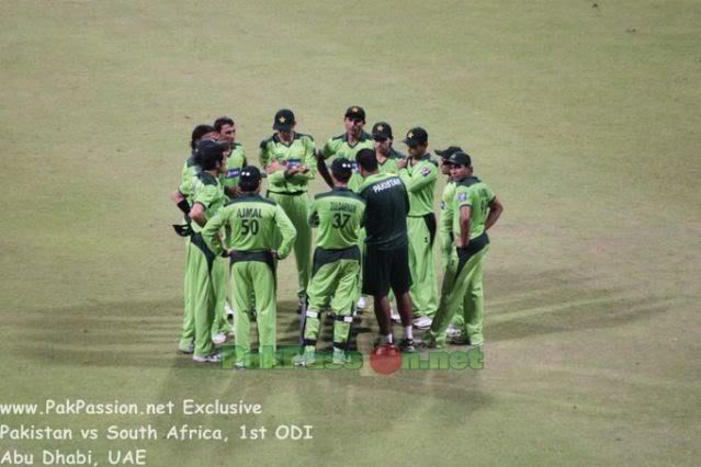 Pakistan team huddle