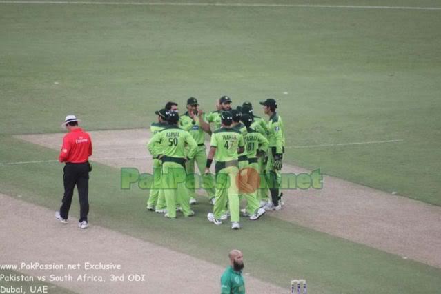 Pakistan team huddle