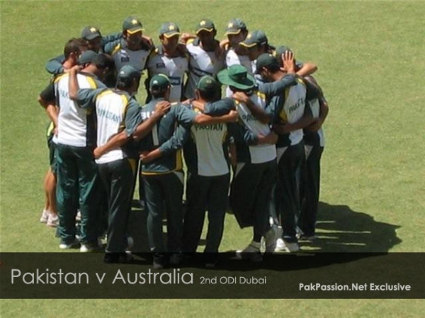 Pakistan team huddle