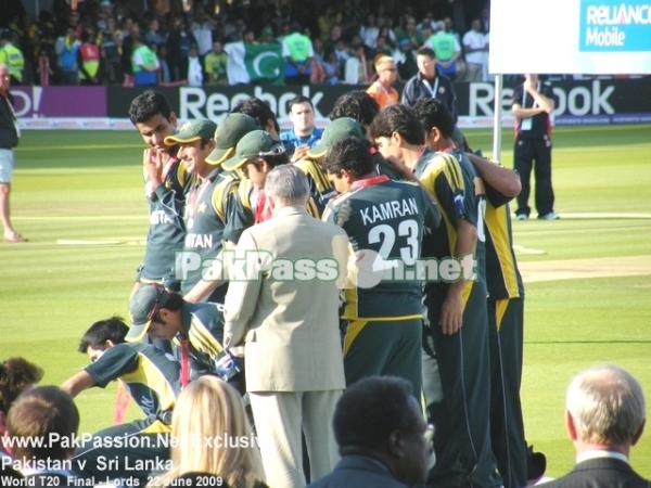 Pakistan team with their medals pose with the 2009 T20 Trophy