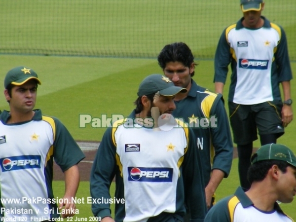 Pakistan warming up at Lord's