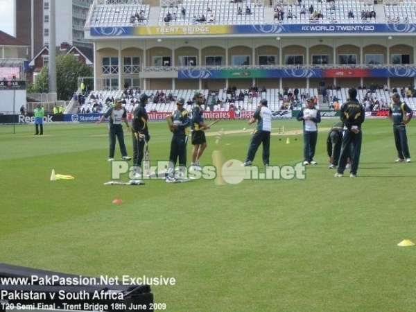 Pakistan warming up at Trent Bridge