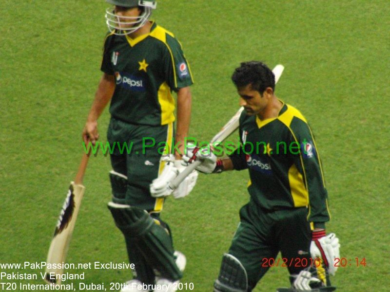Pakistan's hero, Abdul Razzaq, raises his bat to the crowd after his match 