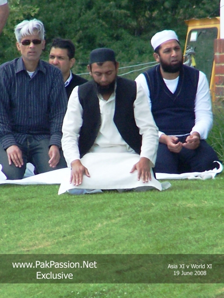 Players and supporters offer prayers