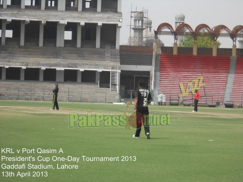 Rahat Ali getting ready to bowl