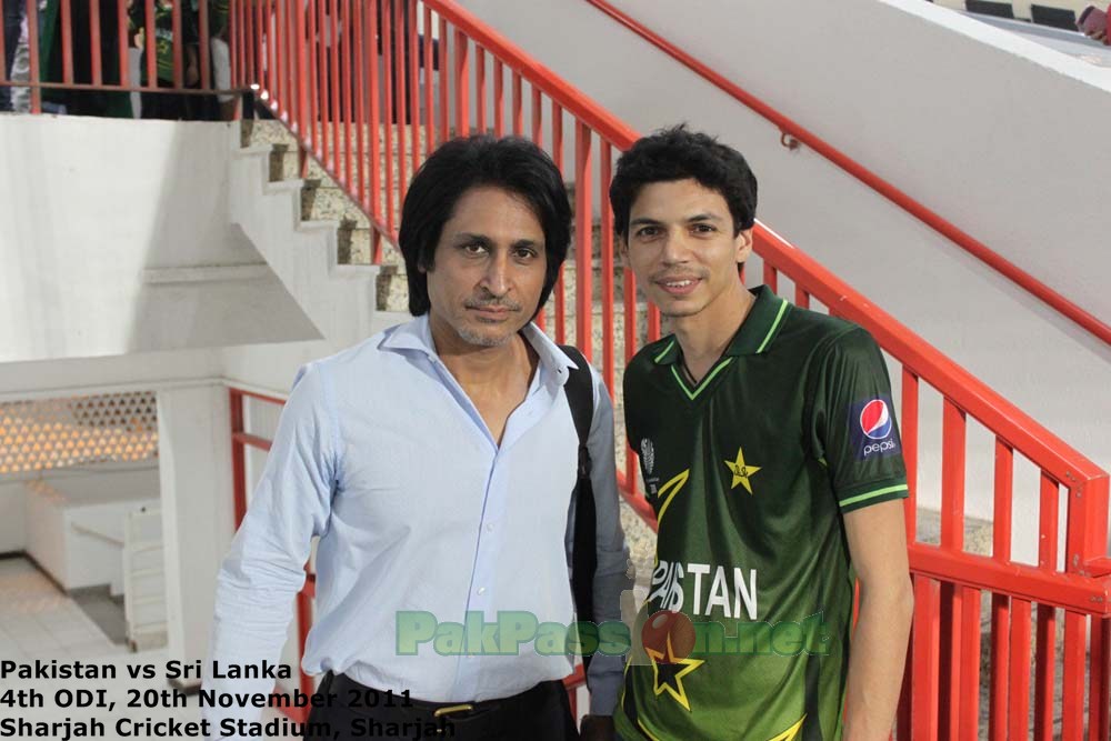 Rameez Raja poses with a Pakistani fan