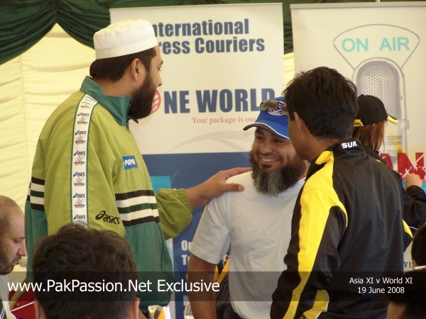 Rashid Latif, Inzamam ul Haq, and Mushtaq Ahmed share a laugh