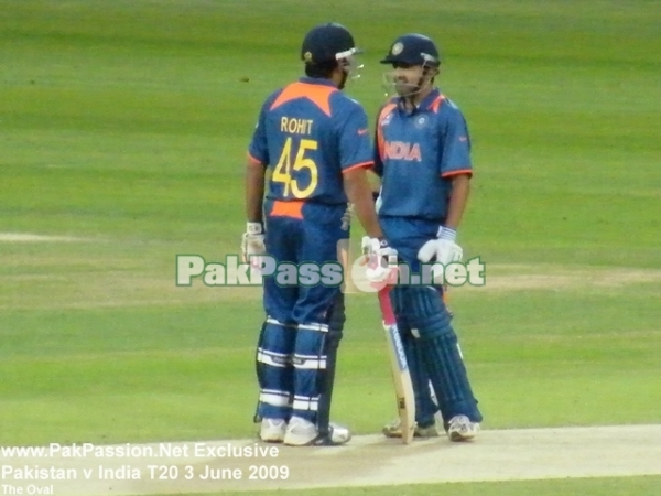 Rohit Sharma and Gautam Gambhir have a quick chat in between overs