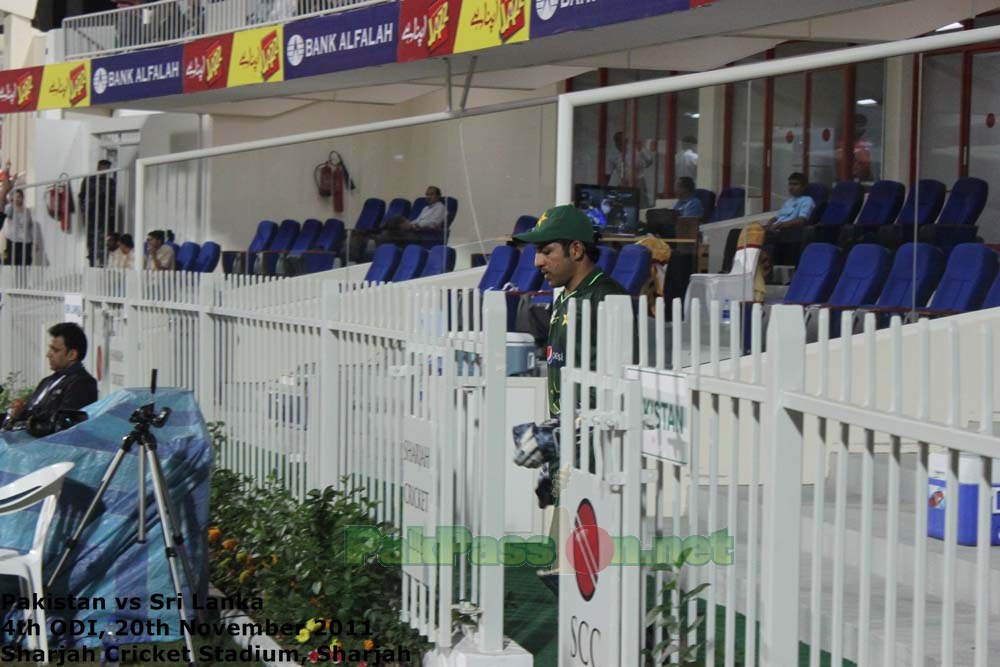 Sarfraz Ahmed heading out of the pavilion