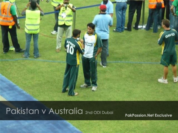 Shahid Afridi and Aaqib Javed have a chat