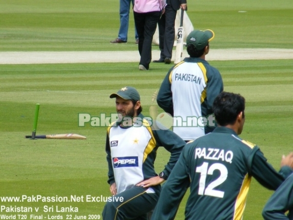 Shahid Afridi and Abdul Razzaq warm-up