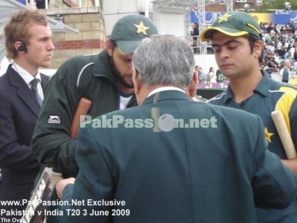 Shahid Afridi and Ahmad Shehzad talk to a PCB Official