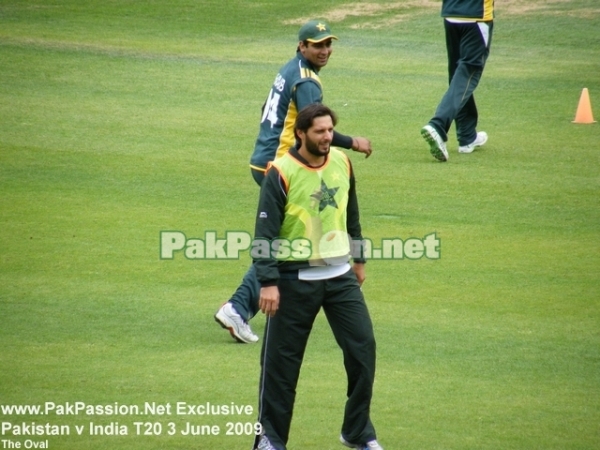 Shahid Afridi and Shahzaib Hasan enjoy themselves during warmups