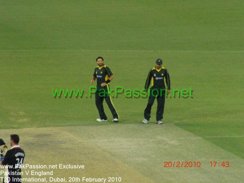Shahid Afridi and Shoaib Malik have a discussion
