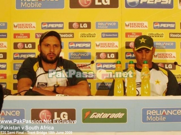 Shahid Afridi and Younis Khan at the press conference