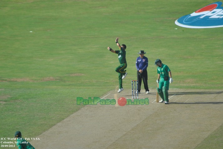 Shahid Afridi bowling