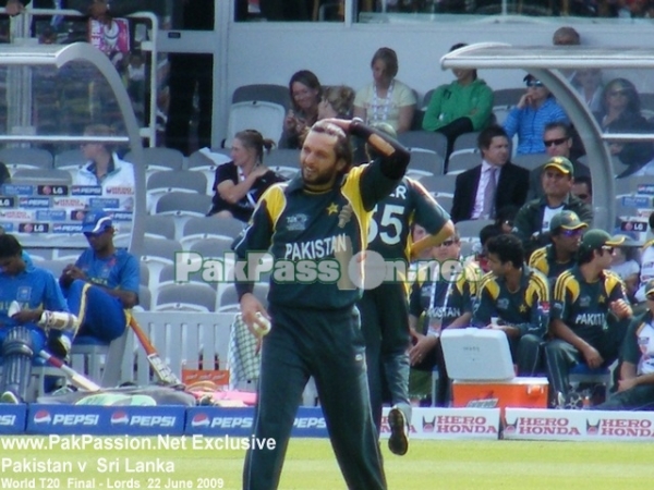 Shahid Afridi gets ready to bowl another delivery