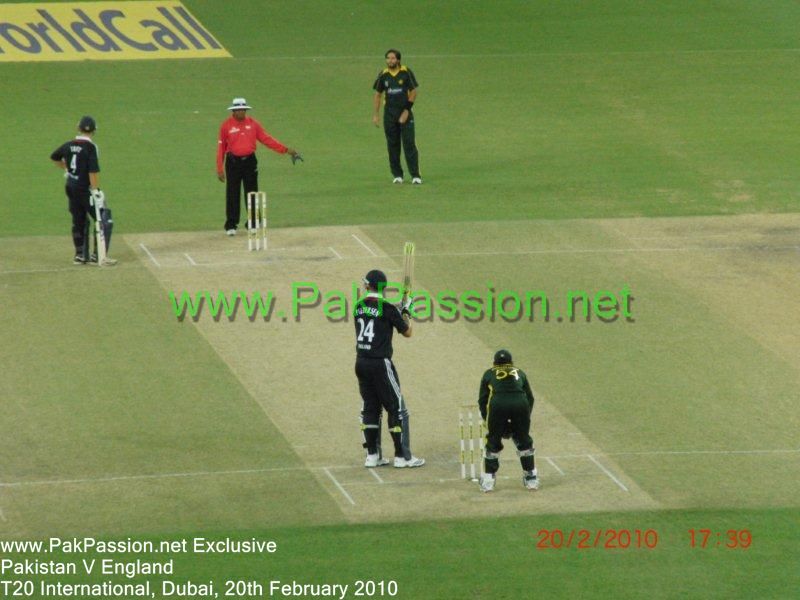 Shahid Afridi gets ready to bowl to Kevin Pietersen