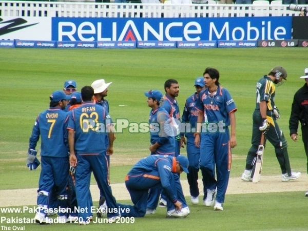 Shahid Afridi is dismissed by Irfan Pathan