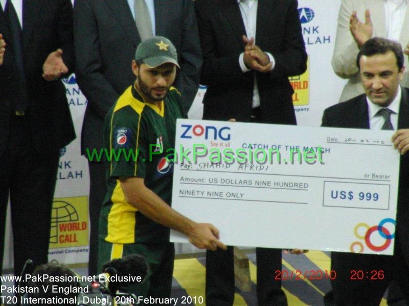 Shahid Afridi poses for a photo with a cheque