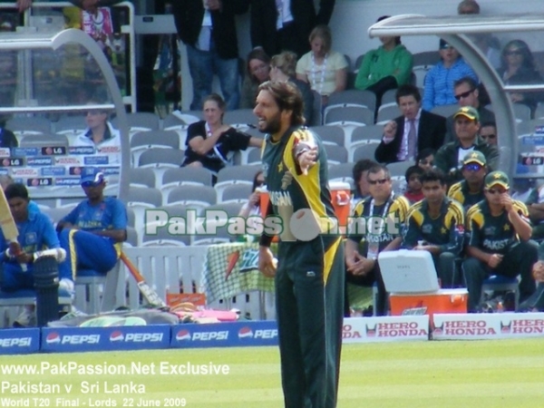 Shahid Afridi sets the field