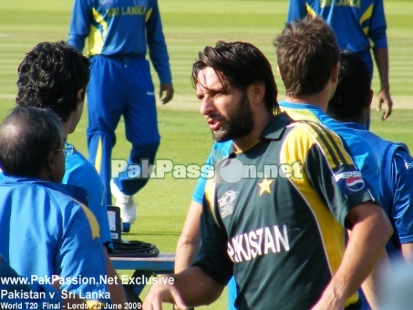 Shahid Afridi shakes hands with the Sri Lankan team