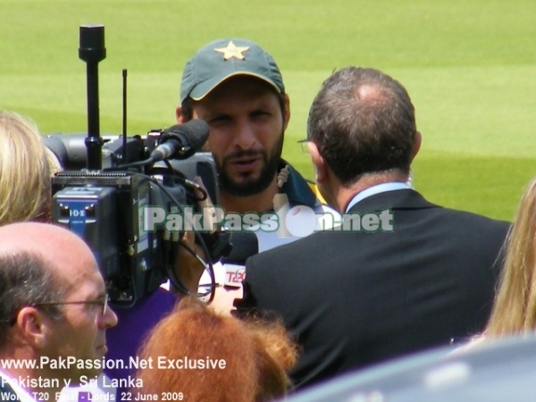 Shahid Afridi speaks to David Lloyd