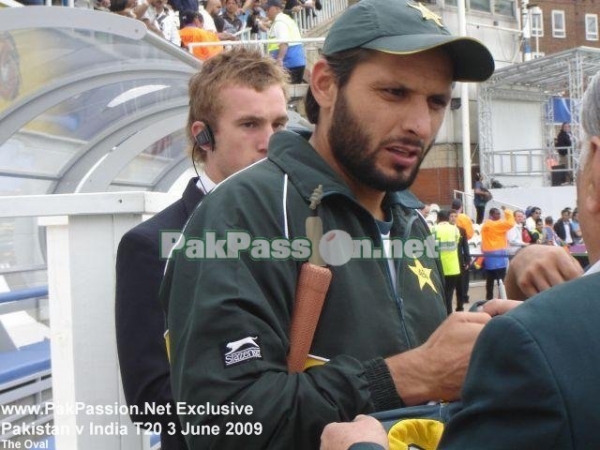 Shahid Afridi talks to a PCB Official