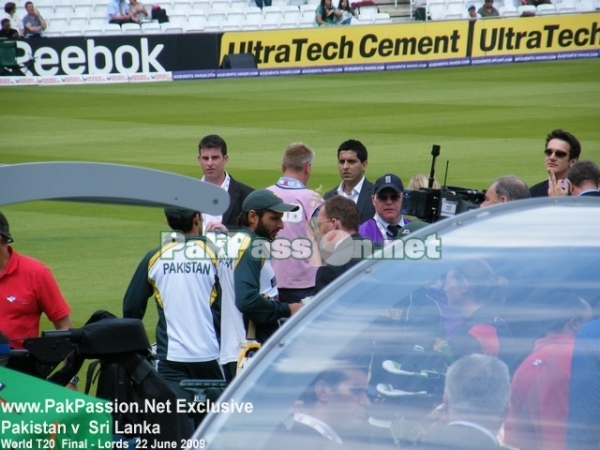 Shahid Afridi talks to a reporter