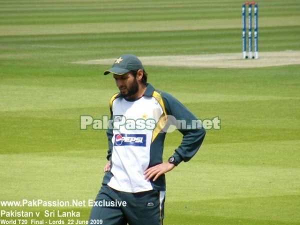 Shahid Afridi warming up