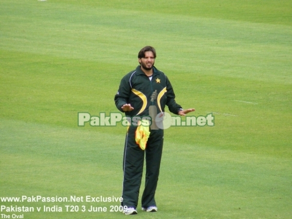 Shahid Afridi warming up