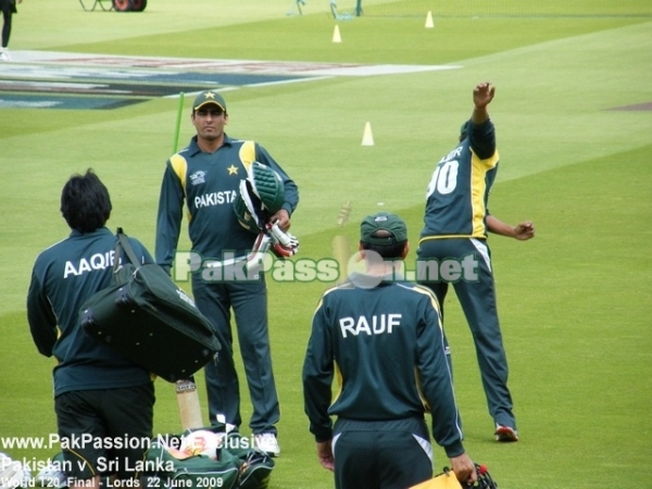 Shahzaib Hasan and Mohammed Amir warm up