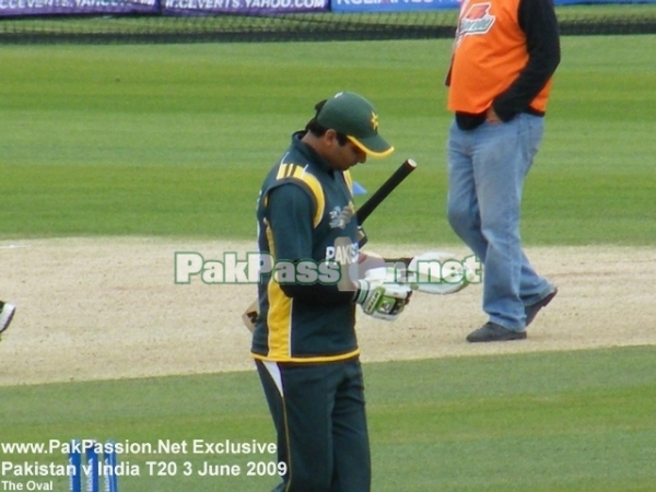 Shahzaib Hasan gets ready for some batting practice