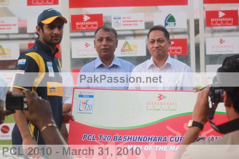 Shoaib Malik accepts the Man of the Match award