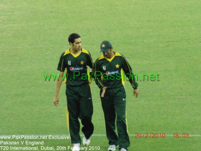 Shoaib Malik discusses strategies with Umar Gul