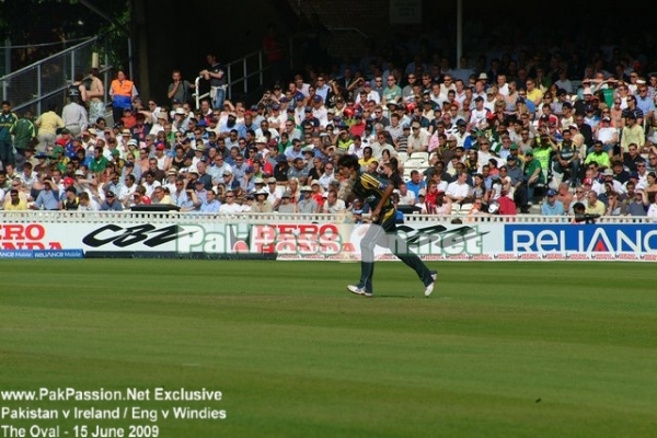 Side on view of Mohammed Amir in his run up