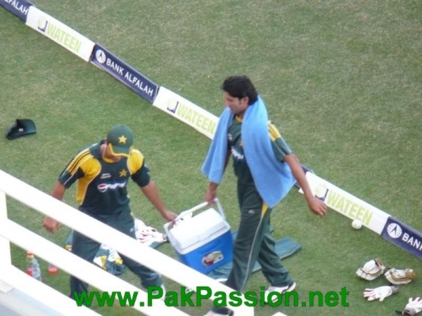 Sohail Tanvir and Ahmed Shahzad carrying the drinks