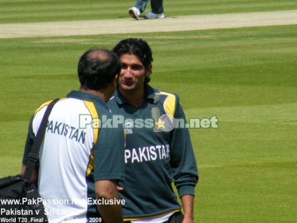 Sohail Tanvir talks a member of the coaching staff