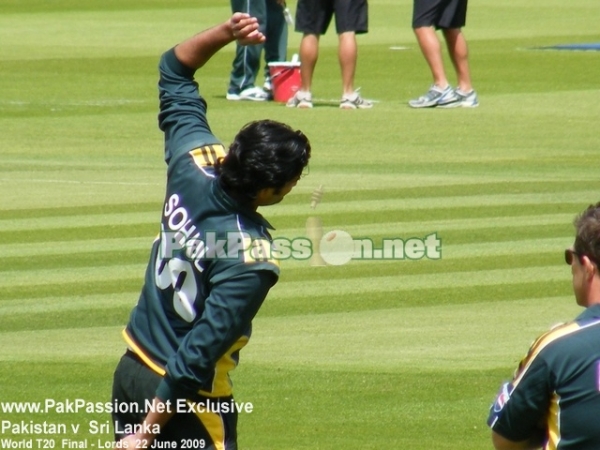 Sohail Tanvir warms up