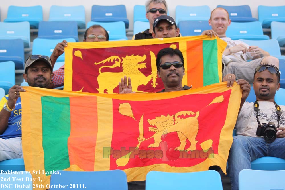 Sri Lankan fans show their support !