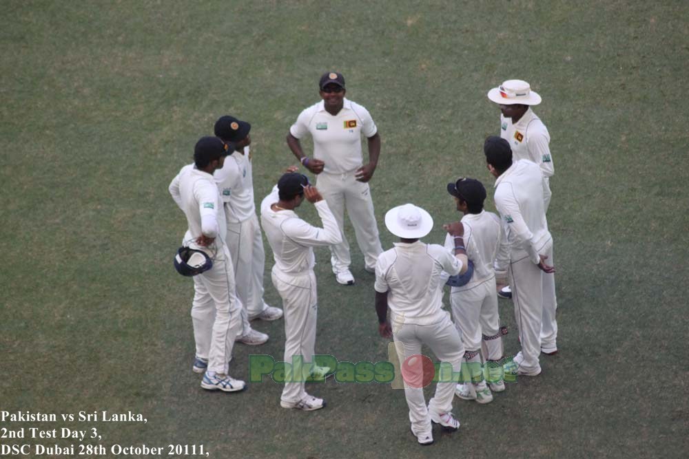 Sri Lanka's team huddle: What are they saying?