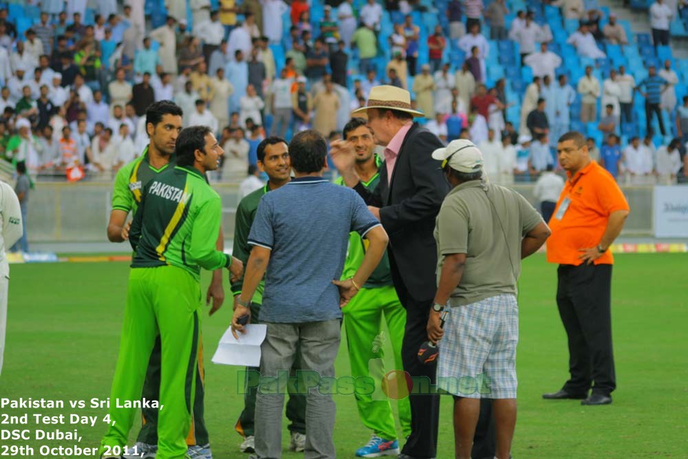 Tony Greig has a word with Pakistani players