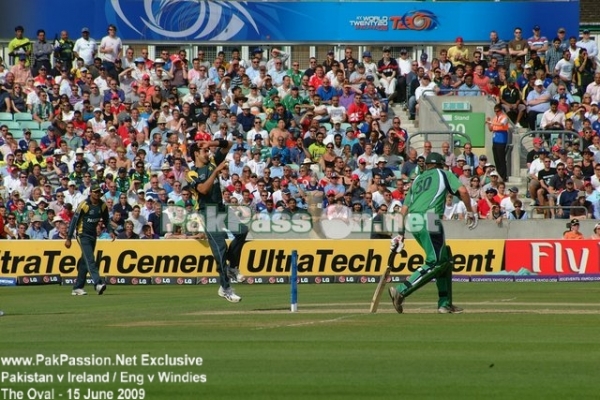 Umar Gul about to bowl a delivery