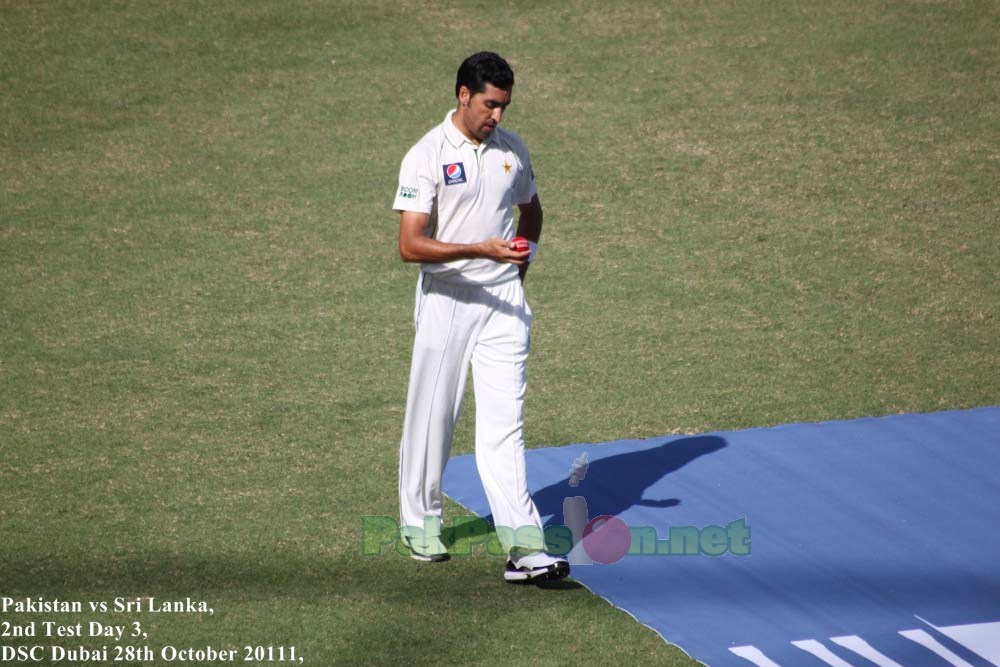 Umar Gul analyzes the condition of the red ball